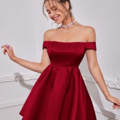 Vestido de satén color rojo burdeos con hombros descubiertos - Burdeos