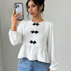 Blusa unicolor con cuello redondo, manga abultada y botones de contraste - Blanco